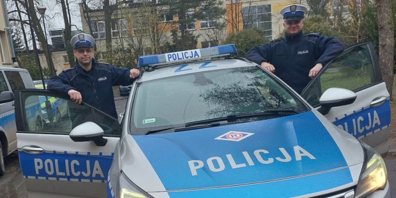 Policjanci wydostali nieprzytomnego mężczyznę z płonącego samochodu