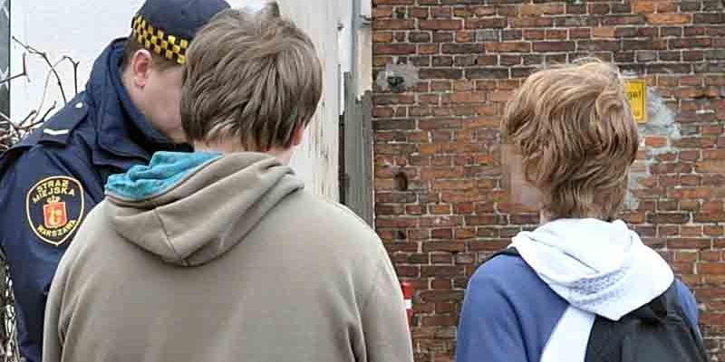 Ujęci przez patrol szkolny nieletni mieli marihuanę i wódkę