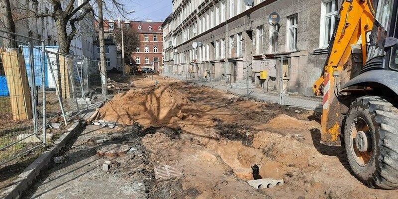 Rewitalizacja Dolnego Miasta. Trwa przebudowa dwóch ulic, jeszcze w tym roku ruszą prace na trzeciej