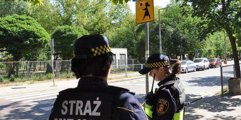 Strażnicy miejscy kontrolują otoczenie stołecznych szkół