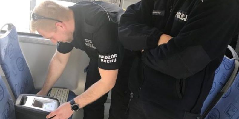 Policjanci przeprowadzili działania w autobusach komunikacji miejskiej