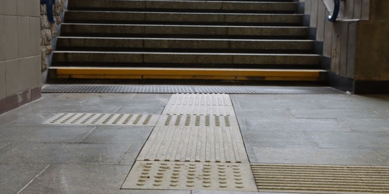 Oznakowanie dotykowe na kolejnych stacjach metra