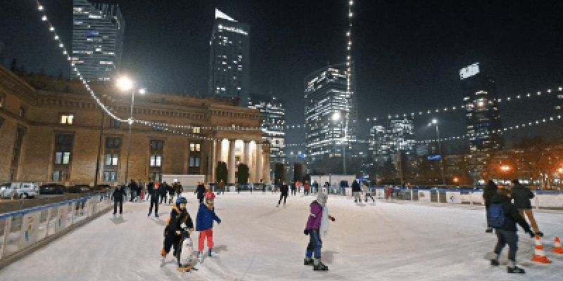 Bajkowy pokaz na lodowisku pod Pałacem Kultury i Nauki