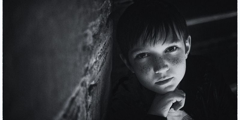 Wnuczek zamknął dziadka na balkonie i uciekł z domu