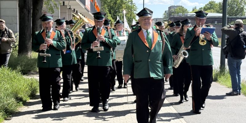 Kolorowa parada z okazji Dnia Hutnika przeszła przez Bielany