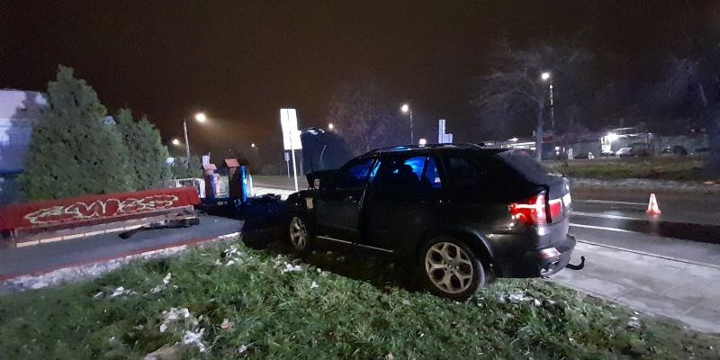 Policjanci wyjaśniają okoliczności wypadku drogowego, w wyniku którego śmierć poniosła  19-letnia kobieta.