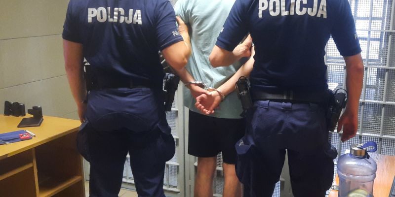 37-latek umieszczał zdjęcia pornograficzne na grobach