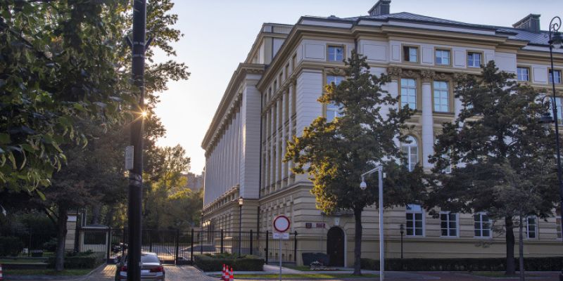 Kobieta z kanistrem pod Kancelarią Premiera: Interwencja służb w centrum Warszawy