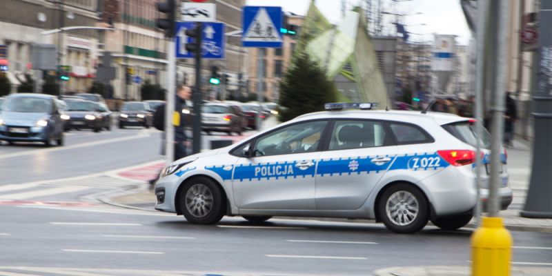 Staranował autem ludzi na chodniku – policja poszukuje świadków wypadku