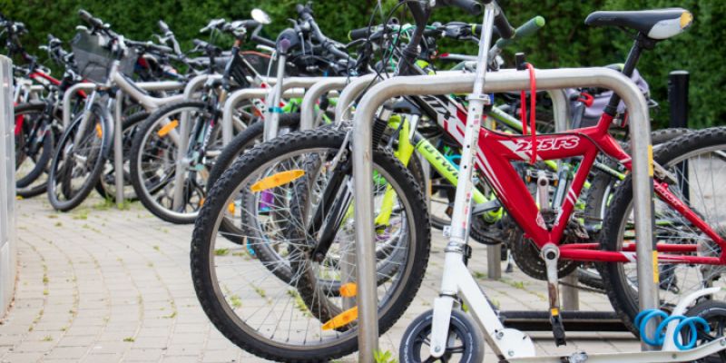 Trwała infrastruktura zamiast barierek: ZDM inwestuje w stojaki rowerowe przy szkołach