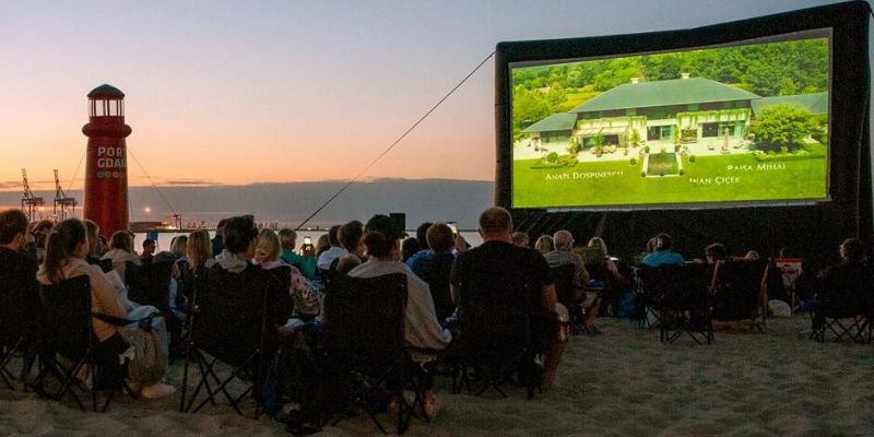 Stogi. Plażowe kino pod chmurką z widokiem na Port Gdańsk. Od piątku