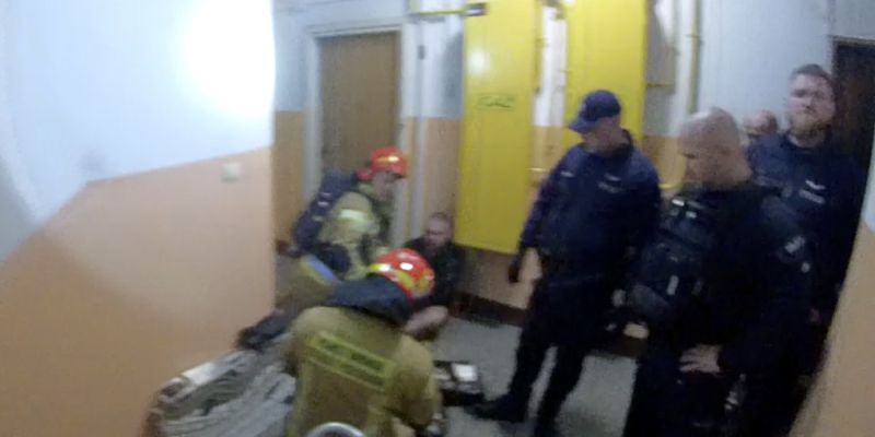 Policjanci uratowali 46-latka z zadymionego mieszkania