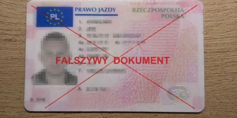 Fałszywe dokumenty w urzędzie na Bielanach. 28-latek usłyszał zarzuty