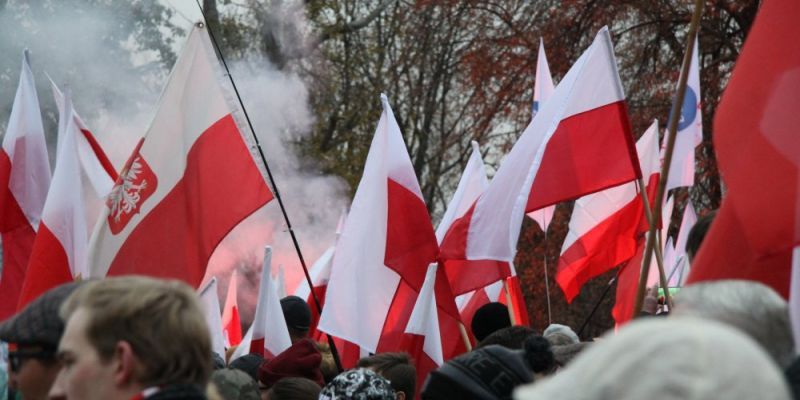 Policja wyjaśnia sprawę zerwanych flag w Warszawie