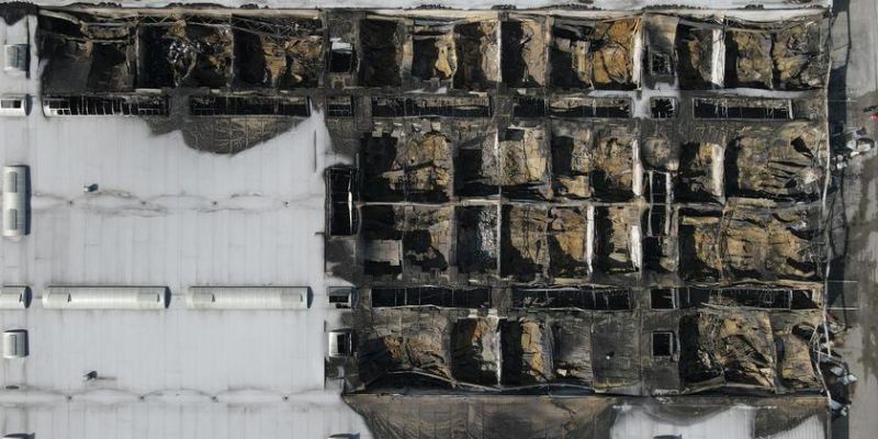 Pożar w hali magazynowej w Wólce Kosowskiej opanowany przez strażaków