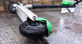 Burmistrz Woli mówi dość pozostawianiu hulajnóg elektrycznych, gdzie popadnie