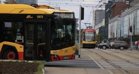 Wypadek w Warszawie: autobus wjechał w przejście podziemne