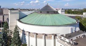 Zdalnie sterowany samolot spadł w pobliżu Sejmu