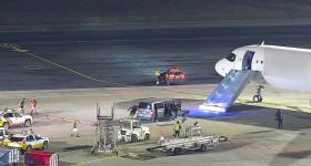 Pasażer otworzył drzwi samolotu po lądowaniu w Warszawie. Zjechał trapem i próbował uciec