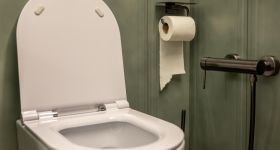 „Sedes to nie kosz na śmieci!”. Warszawa walczy z tonami odpadów w kanalizacji