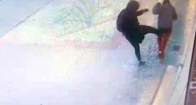 Brutalny atak na kobietę przy Placu Konstytucji. Napastnika obezwładnił policjant idący na służbę