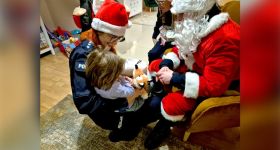 Policjanci i Święty Mikołaj odwiedzili Domy dla Dzieci na terenie Otwocka