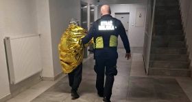 Skuteczna interwencja na Olszynce Grochowskiej: Wspólna pomoc mieszkańców i straży miejskiej dla zagubionego seniora