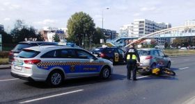 Motocyklista ranny po zderzeniu z mazdą na al. Prymasa Tysiąclecia