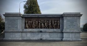 Antywojenny protest na Cmentarzu Mauzoleum Żołnierzy Radzieckich. Interweniowała policja