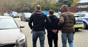 Kamera monitoringu nie pozostawiła złudzeń: Piaseczyńska policja zatrzymała włamywacza, który okradł salon kosmetyczny