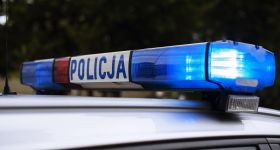 Nocny pościg w Legionowie zakończony uderzeniem w drzewo: Pijany kierowca i jego znajomy z narkotykami w rękach policji