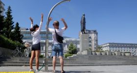 Jak łatwiej znieść upał w mieście? Warszawa rusza z akcją „Uwaga Upały!”