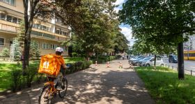 Utrudnienia drogowe na Woli: budowa nowej trasy rowerowej wymusza zamknięcie wjazdu w ulicę Leszno