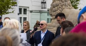 „Niewidomy też w pewien sposób widzi”. Rozmowa z Markiem Kalbarczykiem