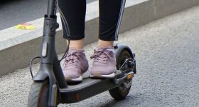Warszawa porządkuje zasady dla e-hulajnóg. Będą nowe ograniczenia i zakazy