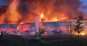 Pożar hurtowni zniczy w Piotrowicach. W akcji 27 zastępów straży pożarnej