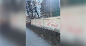 Pijani mężczyźni zniszczyli ogrodzenie cerkwi na Pradze Północ