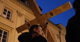 Droga Krzyżowa przejdzie ulicami stolicyy. Będą objazdy autobusów i utrudnienia w ruchu