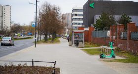 Nowy chodnik przy ul. Gandhi na Ursynowie. Koniec kałuż i zniszczonej nawierzchni