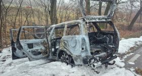 Groźny wypadek w powiecie płońskim: Samochód spłonął po uderzeniu w przydrożną skarpę