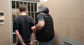 Brutalny rozbój na Bemowie. Grozili maczetą, zmusili ofiarę do upokarzających zachowań