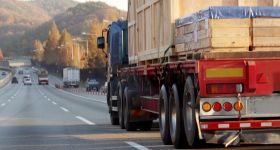 Jak przebiega transport ładunków ponadgabarytowych? Od zgłoszeń po pilotaż i rozładunek