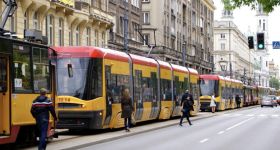 Niebezpieczny incydent w tramwaju w centrum Warszawy. Mężczyzna miał przy sobie nóż