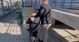 Fikcyjne inwestycje i utrata oszczędności: dwóch nastolatków trafiło do aresztu