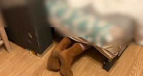 Przed policją ukrywał się pod łóżkiem. Zdradziły go wystające nogi