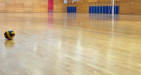 Hala sportowa XLI LO na Bielanach zostanie zmodernizowana. Dzielnica pozyskała 300 tys. zł