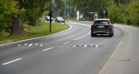 Nowe progi zwalniające na ulicy Vogla w Wilanowie. Większe bezpieczeństwo na przejściach dla pieszych