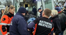 Policjanci udzielili natychmiastowej pomocy uczestnikowi zgromadzenia, który zasłabł