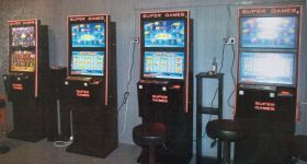 Koniec nielegalnego procederu na Bielanach: Cztery automaty w rękach policji