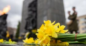 Żonkile na ulicach stolicy. Warszawa upamiętni rocznicę Powstania w Getcie